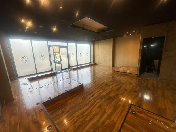 Retail/Shop in Uxbridge - photo 2