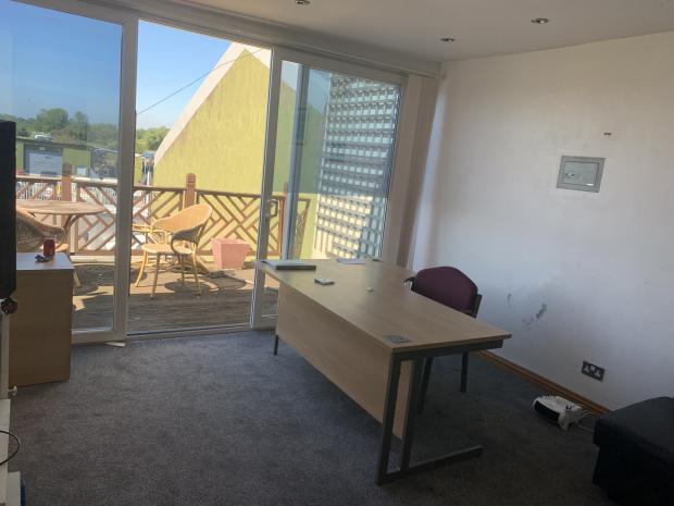 Office in Aylesbury - photo 2