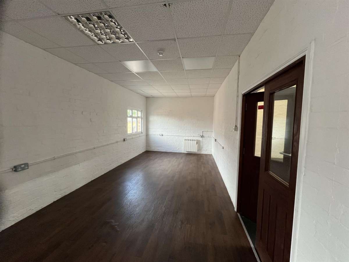 Commercial Property in Oakham - photo 3