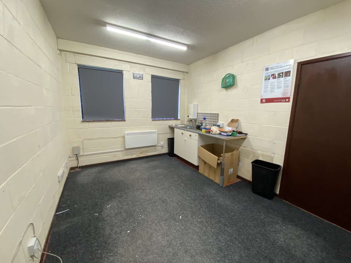 Industrial Unit in Poole - photo 4