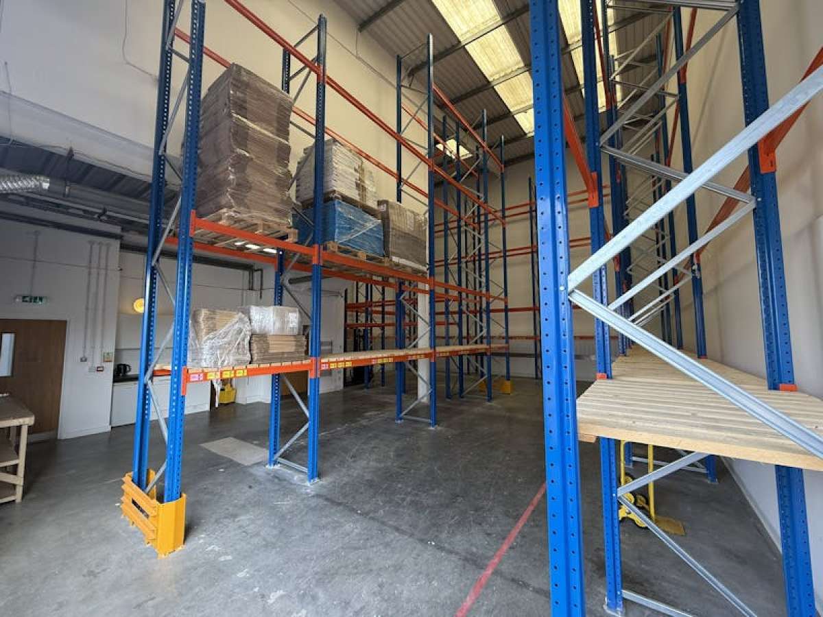 Industrial Unit in Weybridge - photo 4