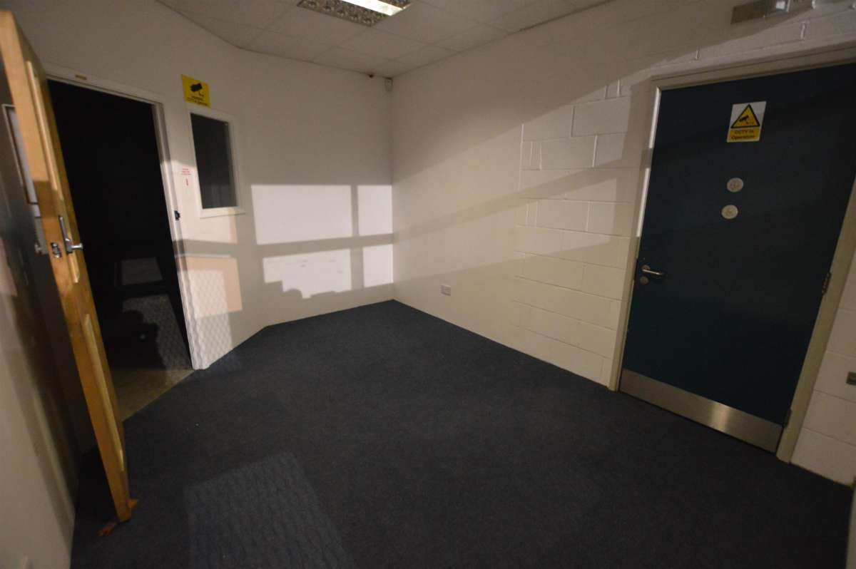 Industrial Unit in Redhill - photo 4