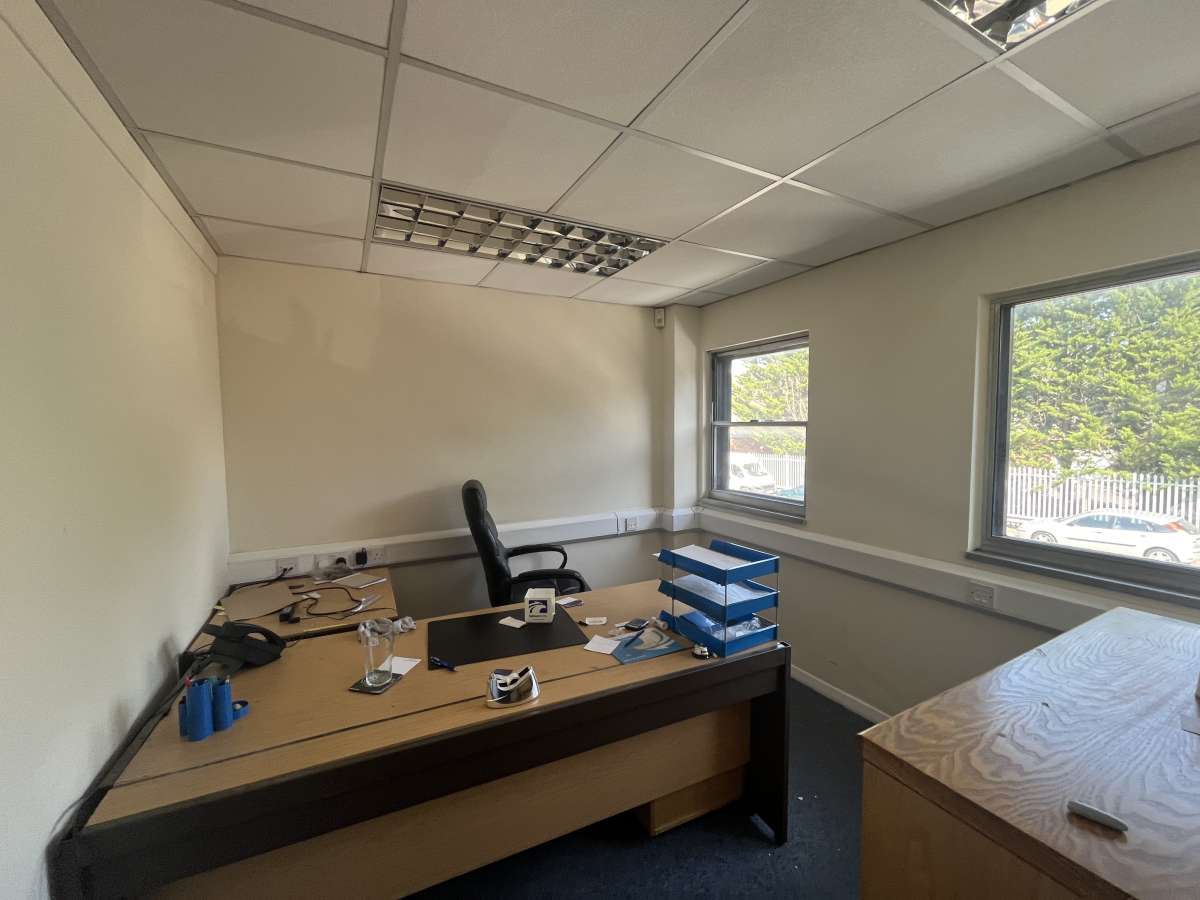 Industrial Unit in Crawley - photo 3