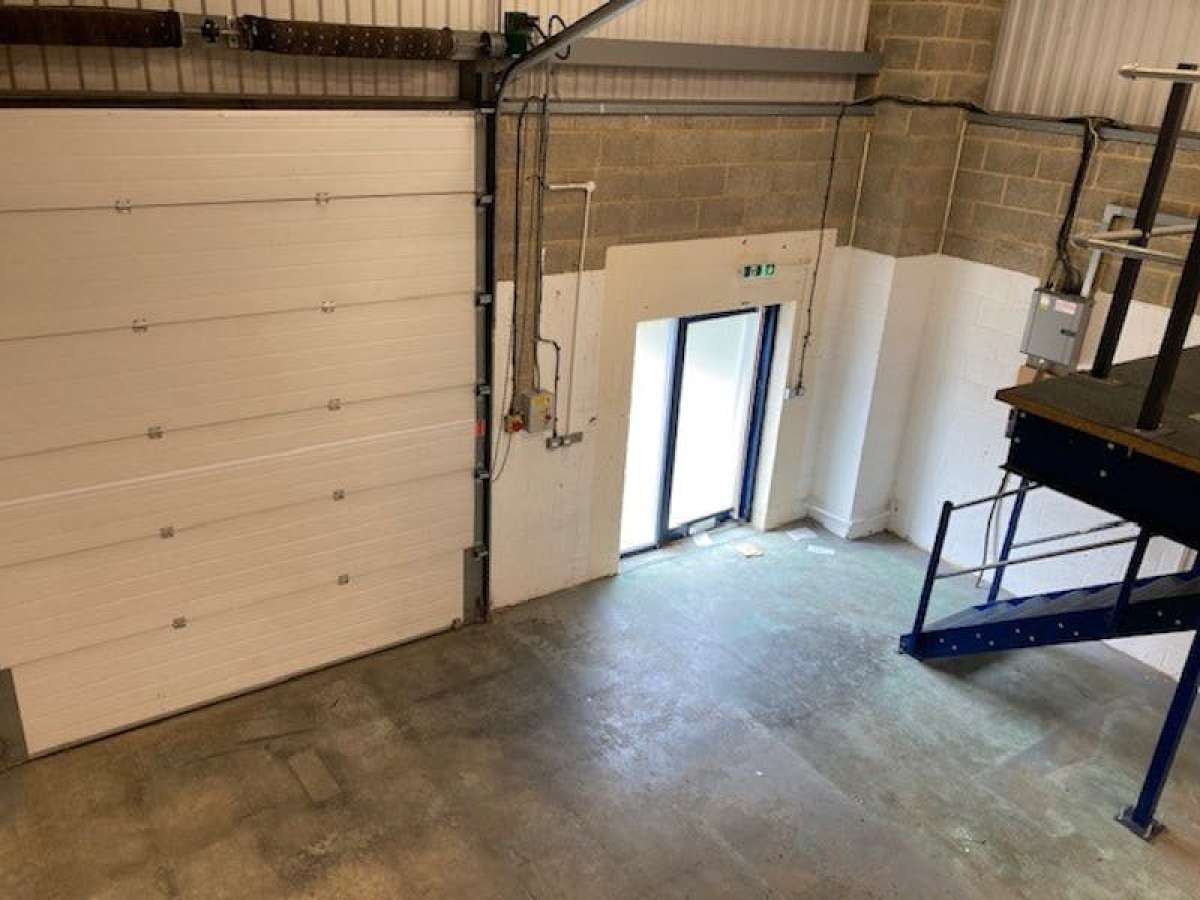 Industrial Unit in Camberley - photo 3