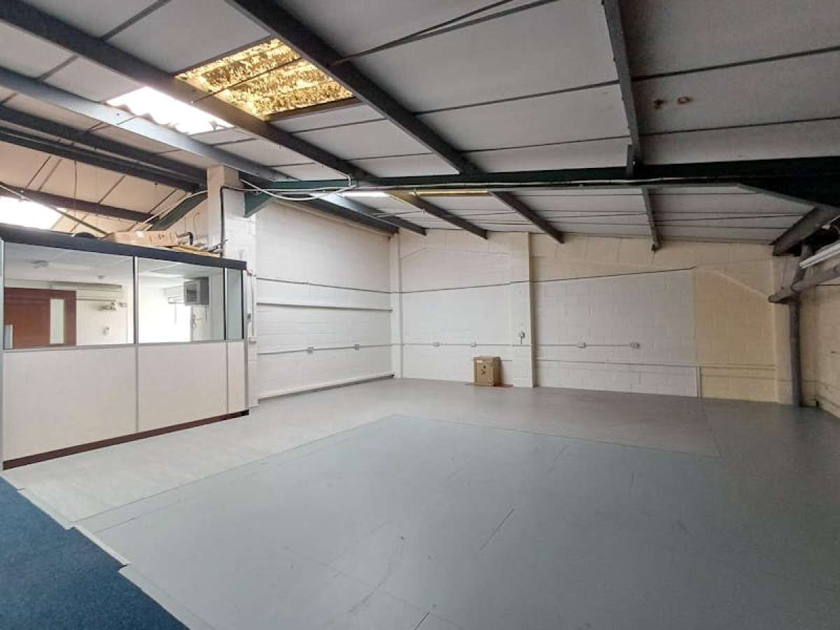 Industrial Unit in Crawley - photo 4