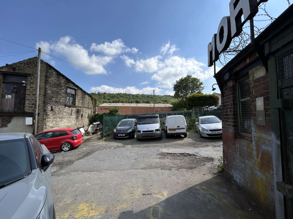 Industrial Unit in Huddersfield - photo 4