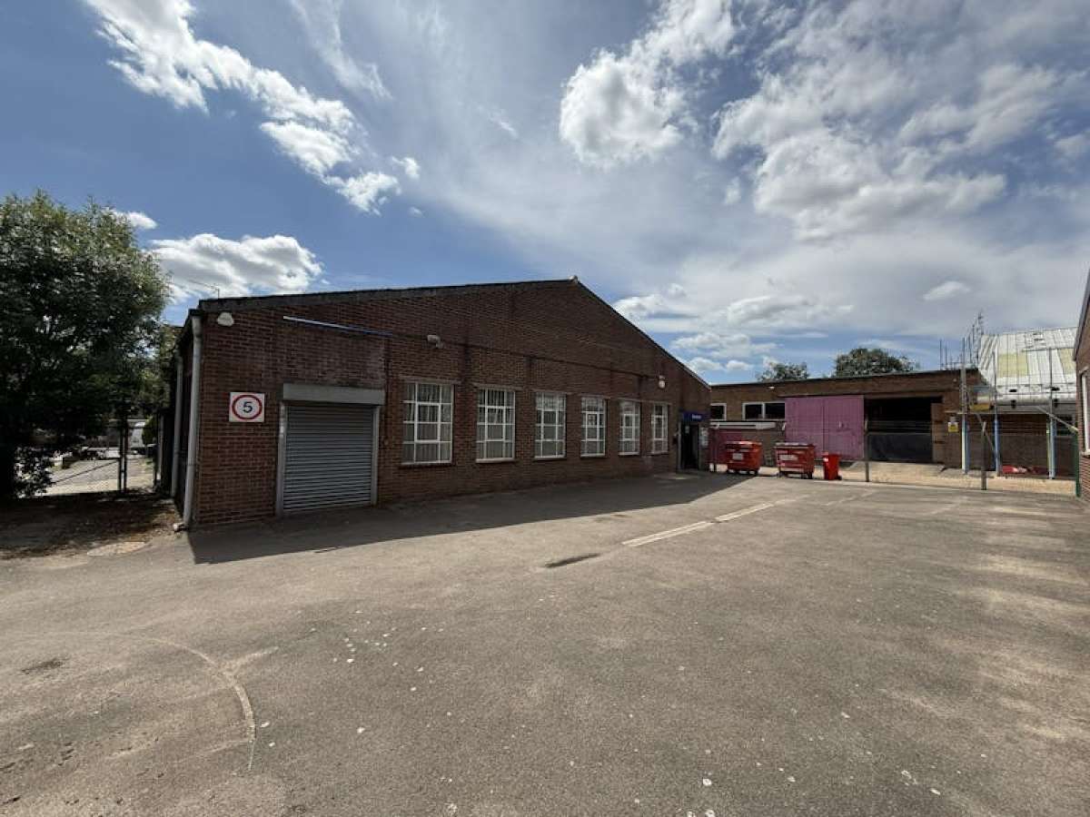 Industrial Unit in Woking - photo 4