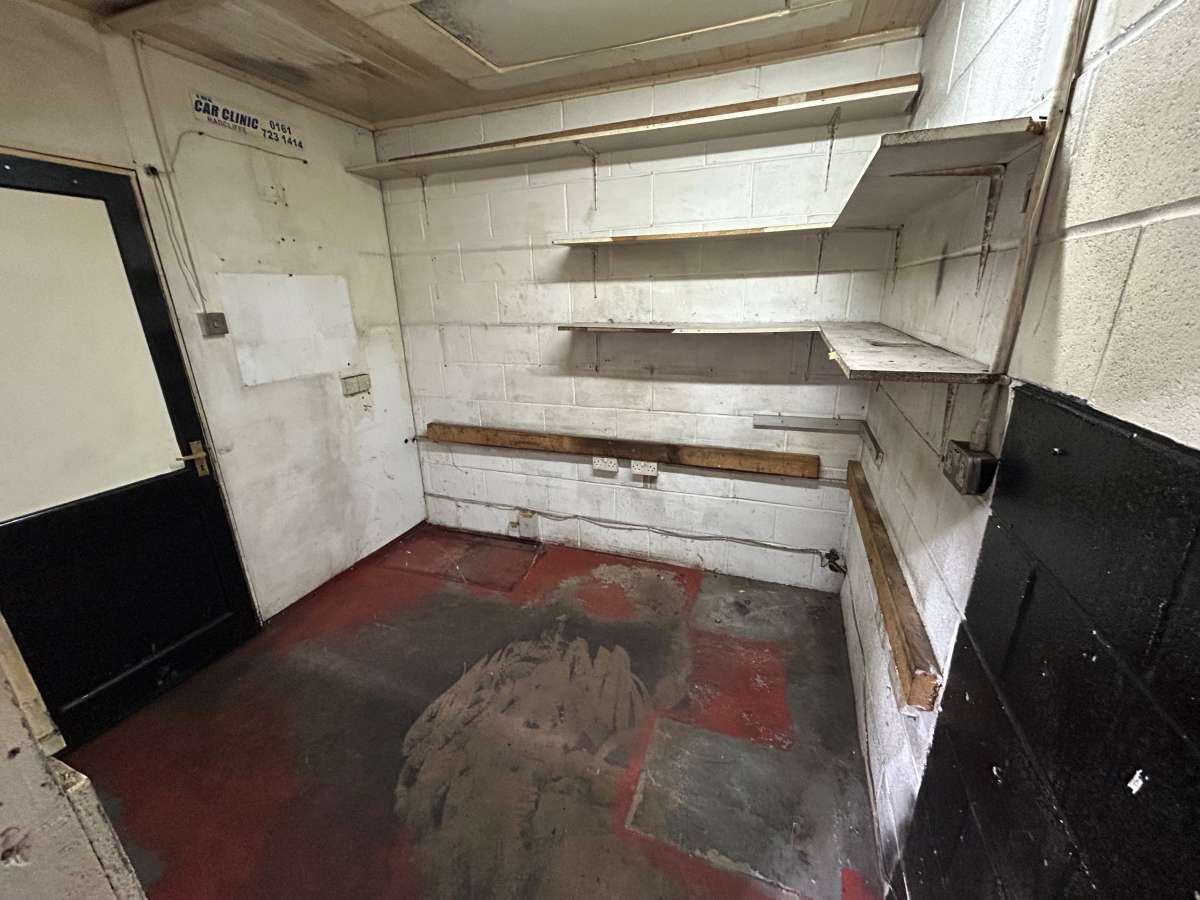 Industrial Unit in Manchester - photo 3