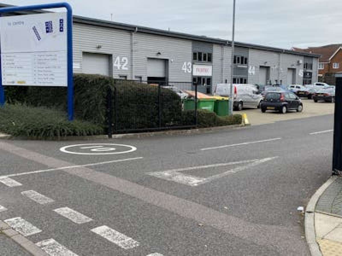 Industrial Unit in Woolwich - photo 2