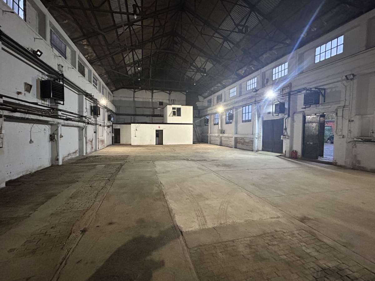 Industrial Unit in Salford - photo 3