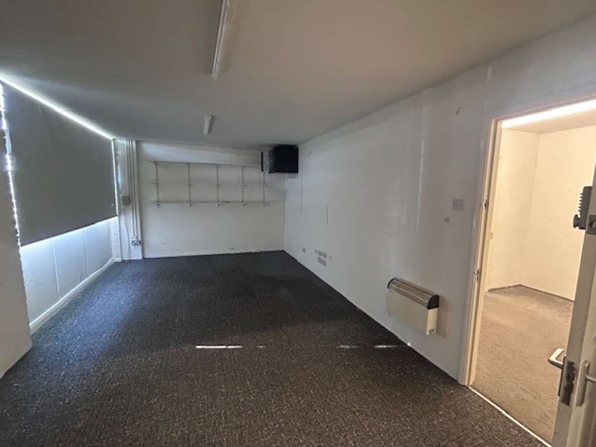 Industrial Unit in Stevenage - photo 4