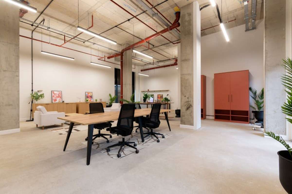 Industrial Unit in London - photo 2