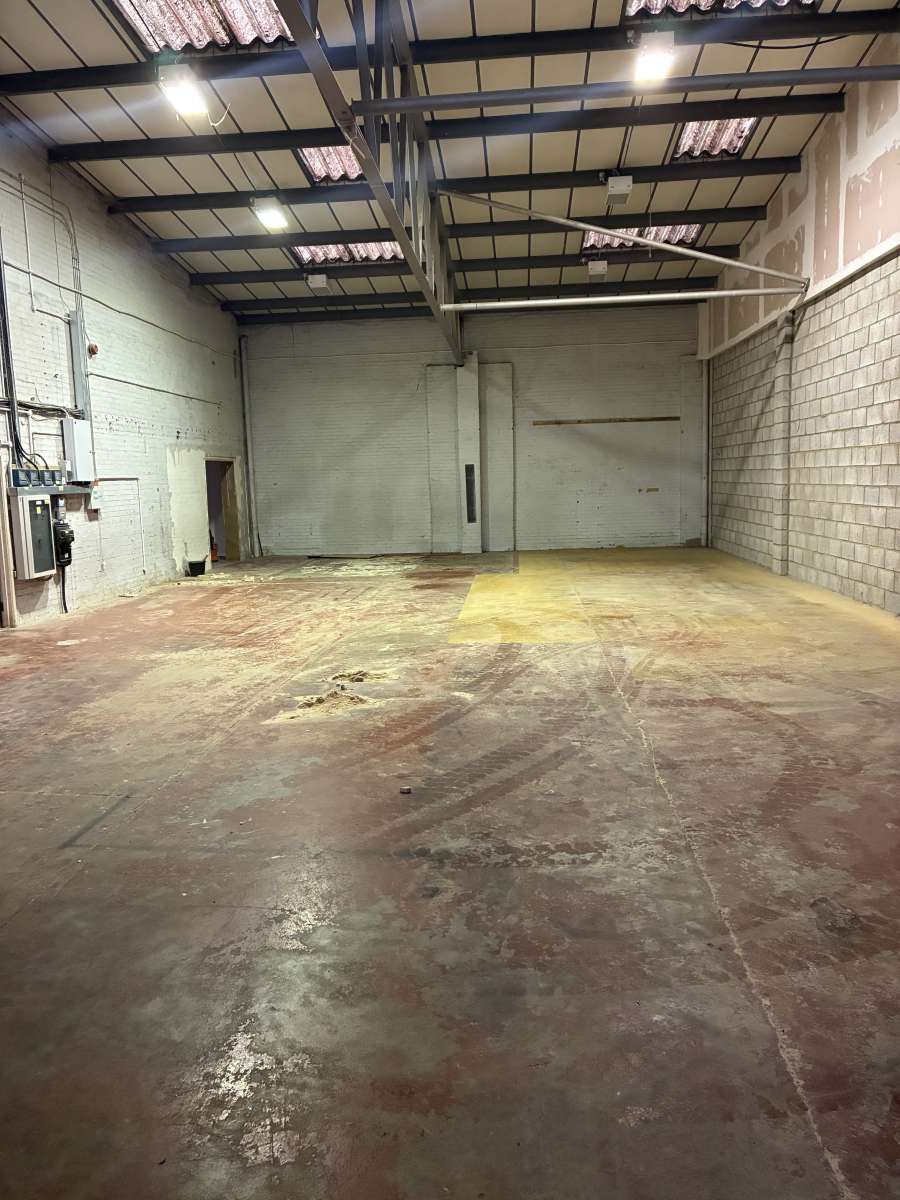 Industrial Unit in Buckingham Road Industrial Estate - photo 4