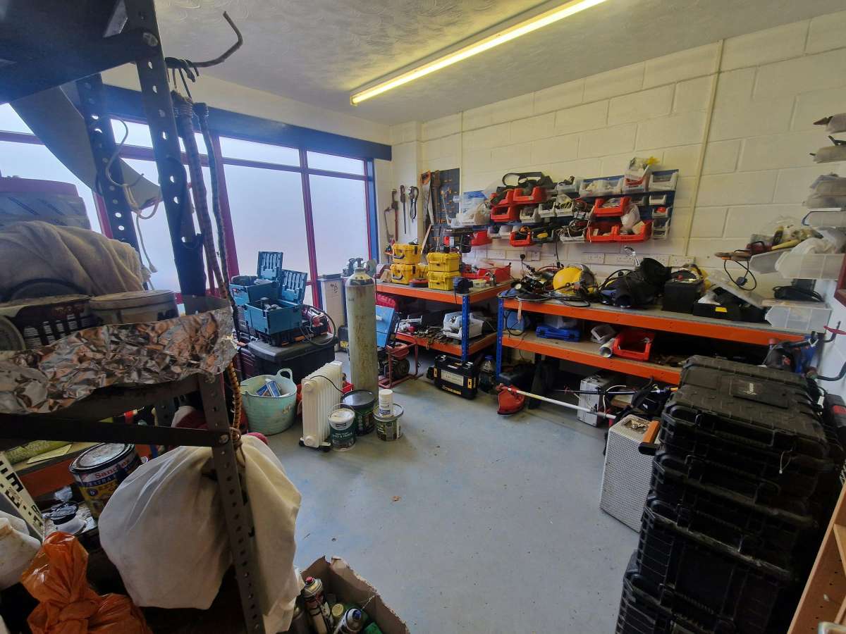 Industrial Unit in Waterlooville - photo 2