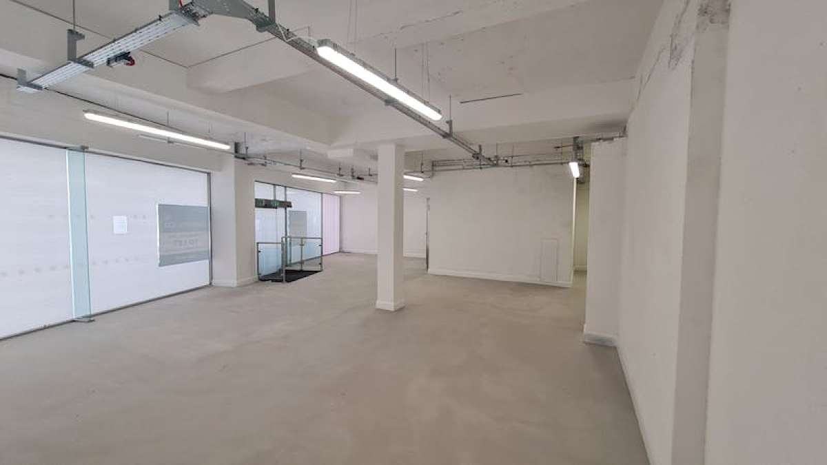 Retail/Shop in Woking - photo 2