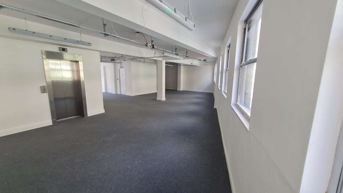 Retail/Shop in Woking - photo 4