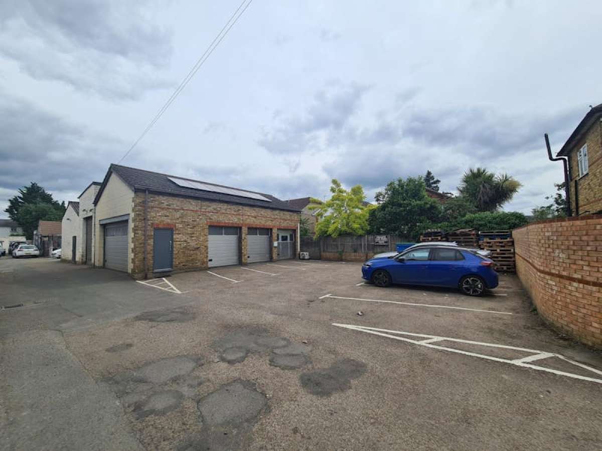 Industrial Unit in Addlestone - photo 4