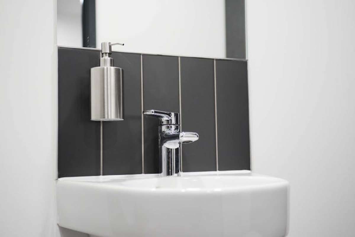 Office in Frimley - photo 2