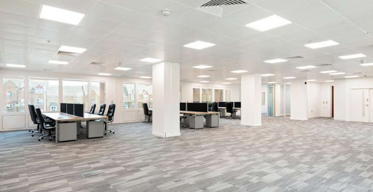 Office in Woking - photo 4