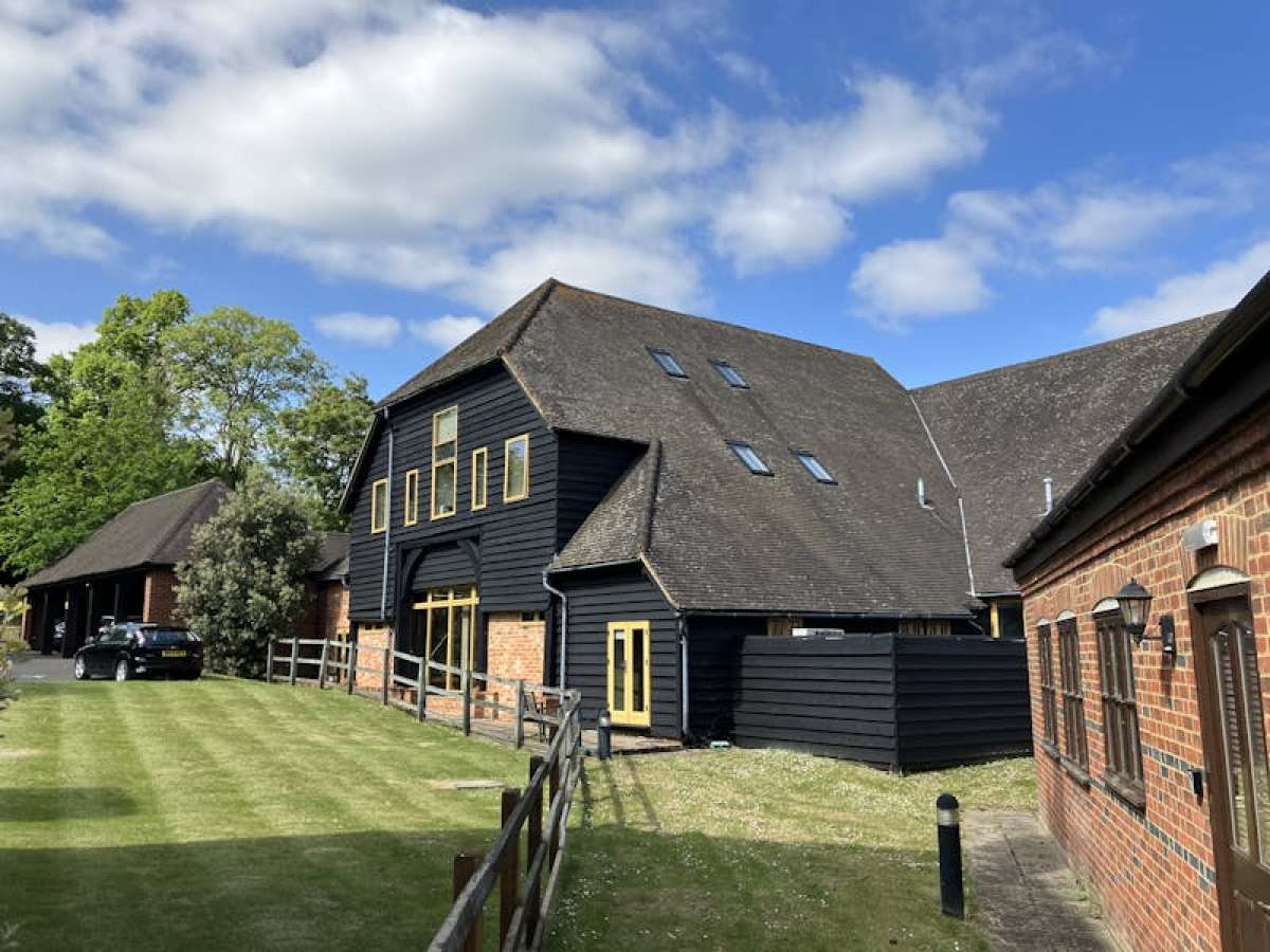 Office in Woking - photo 3