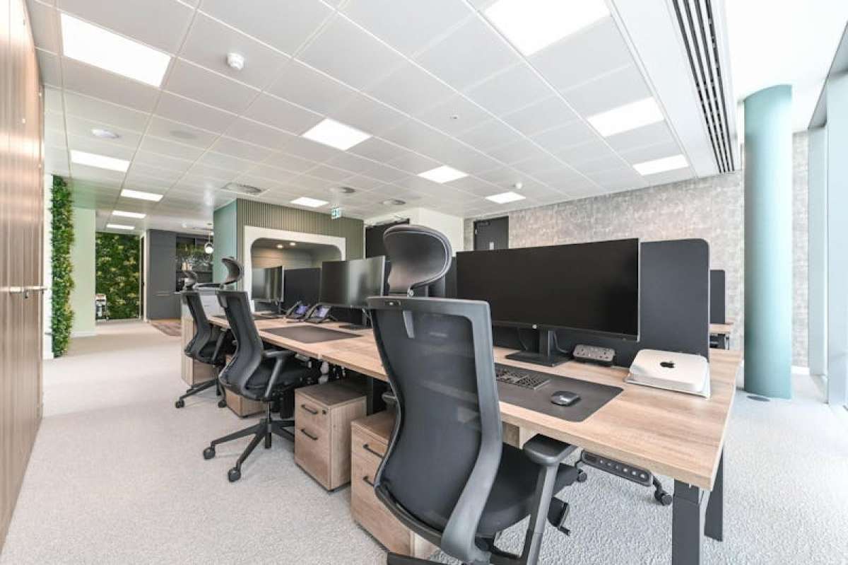 Office in Weybridge - photo 4