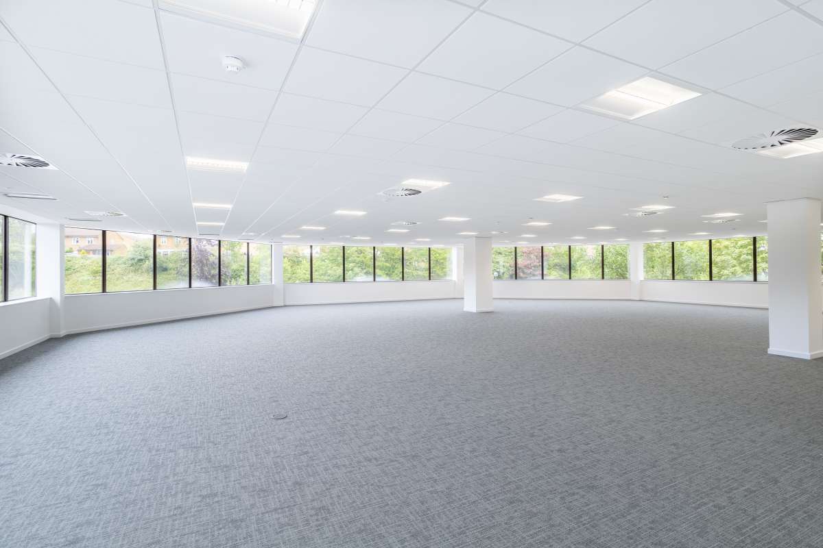 Office in Luton - photo 3