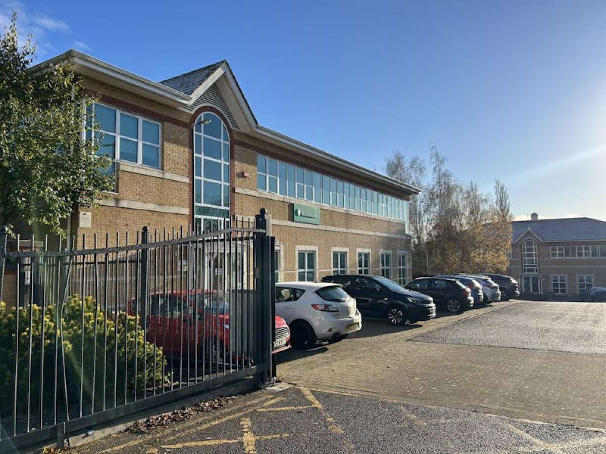 Office in Woking - photo 4