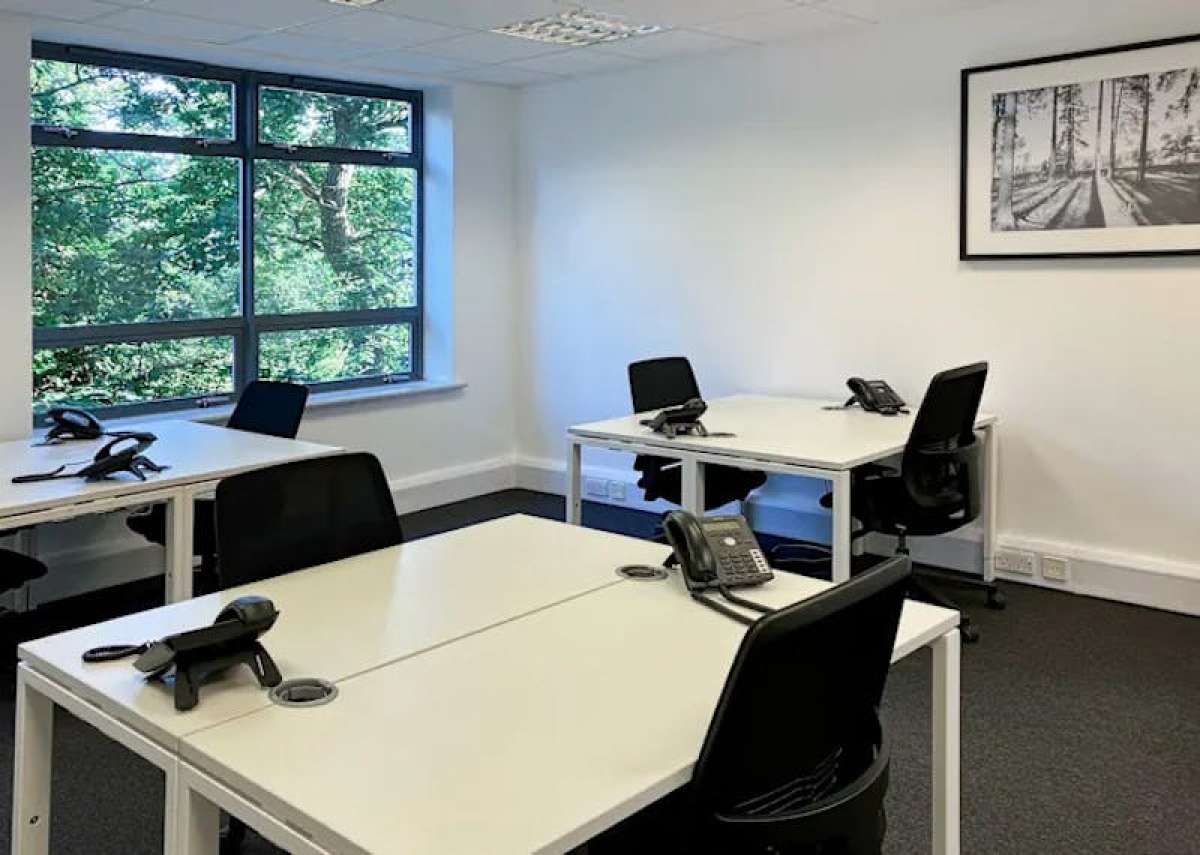 Office in Crawley - photo 4