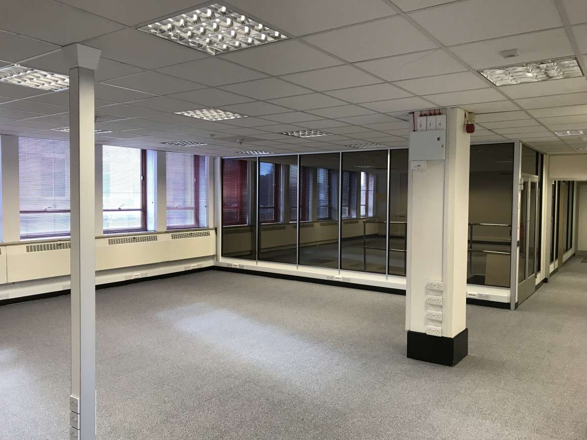 Office in Dewsbury - photo 3