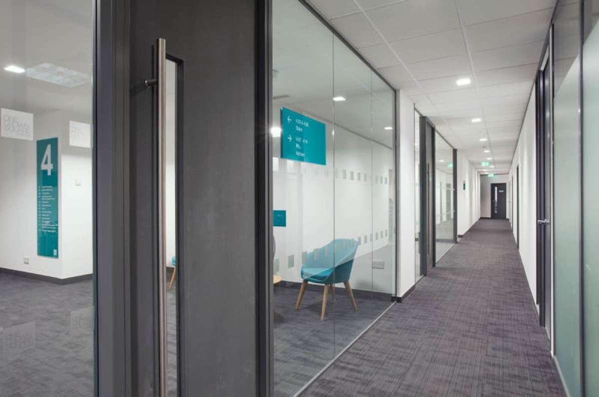 Office in Woking - photo 4