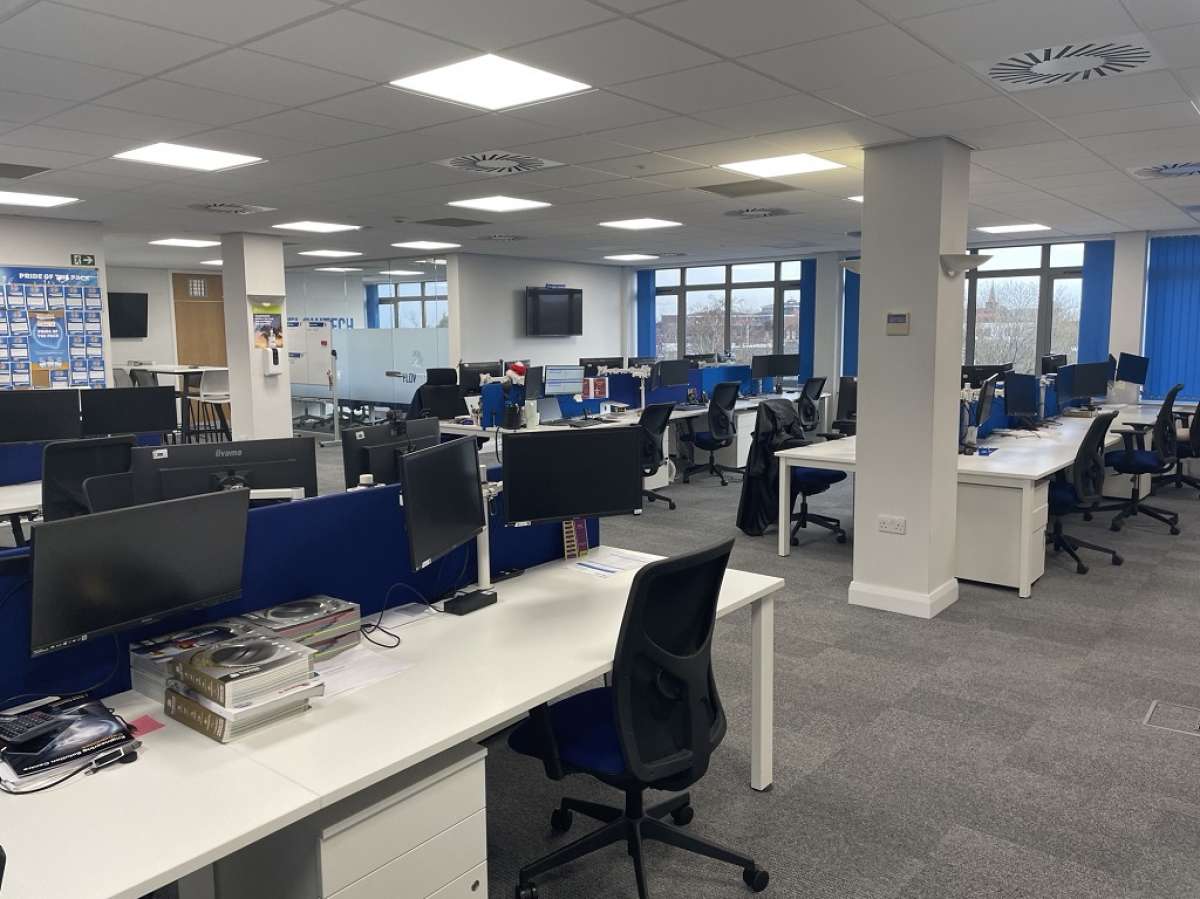 Office in Oldbury - photo 4