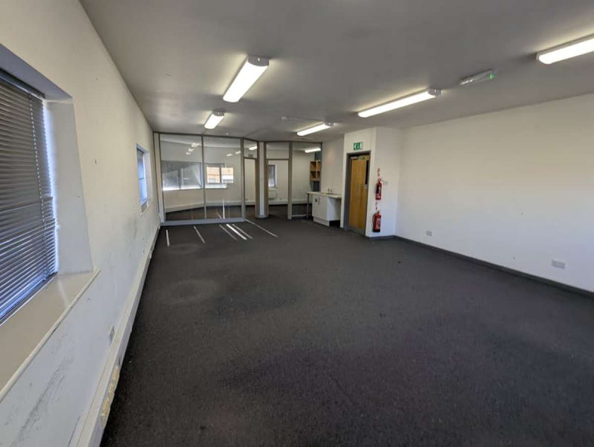 Office in Woking - photo 2