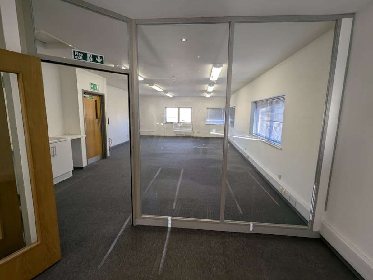Office in Woking - photo 3
