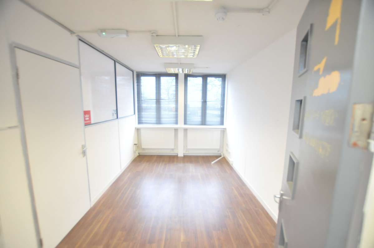 Office in Crawley - photo 3