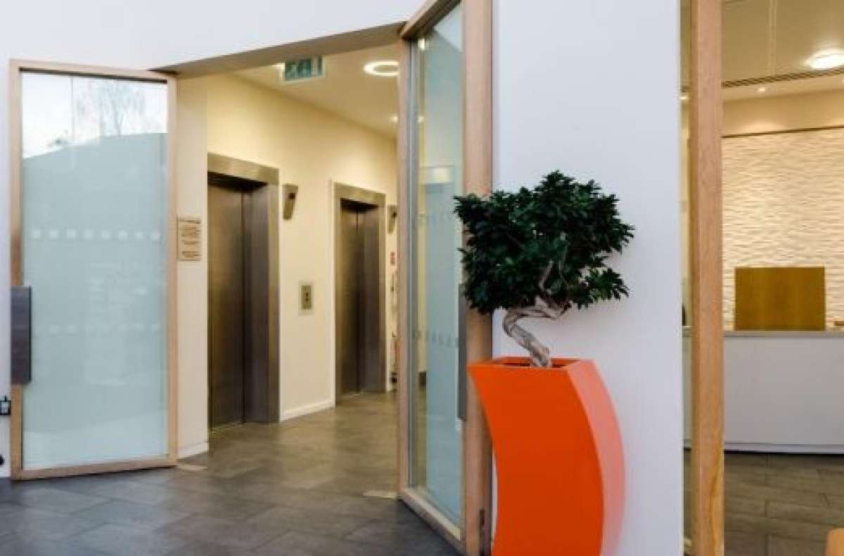 Office in Crawley - photo 4