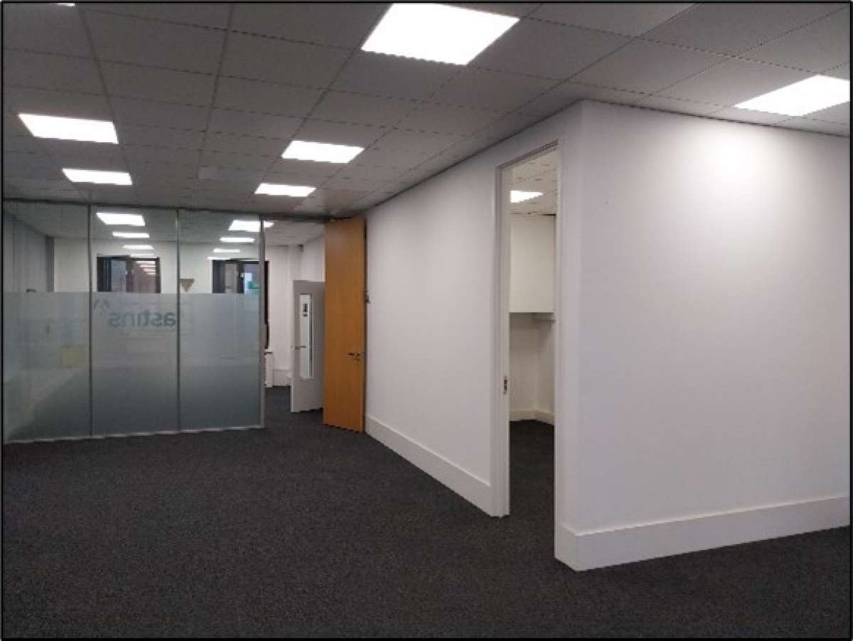 Office in Crawley - photo 4
