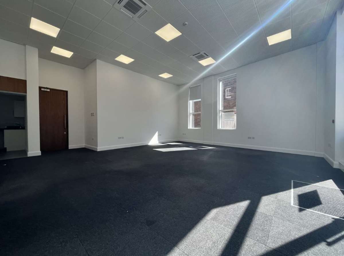 Office in Crawley - photo 2