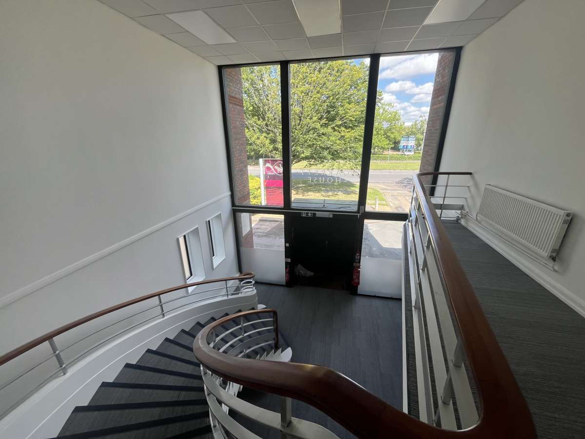 Office in Crawley - photo 4