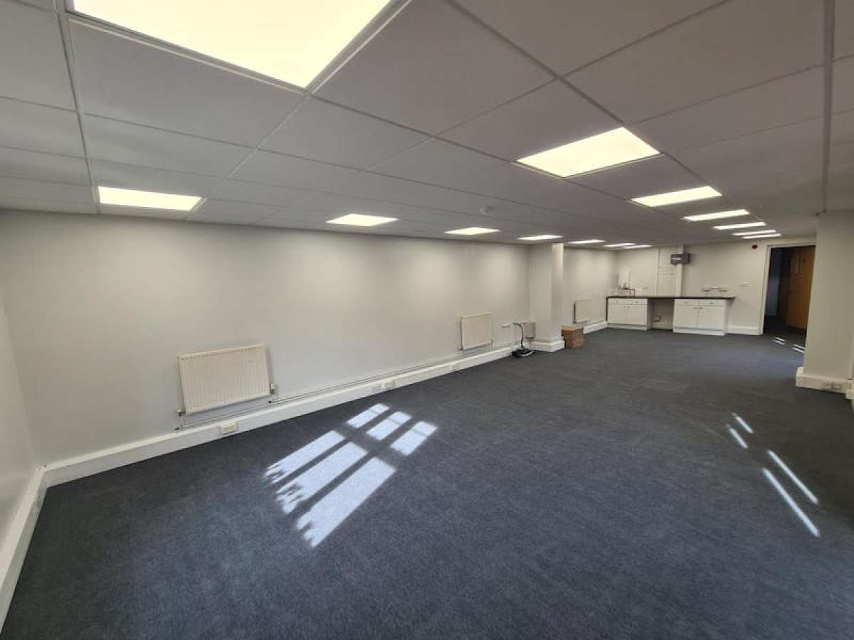 Office in Weybridge - photo 2