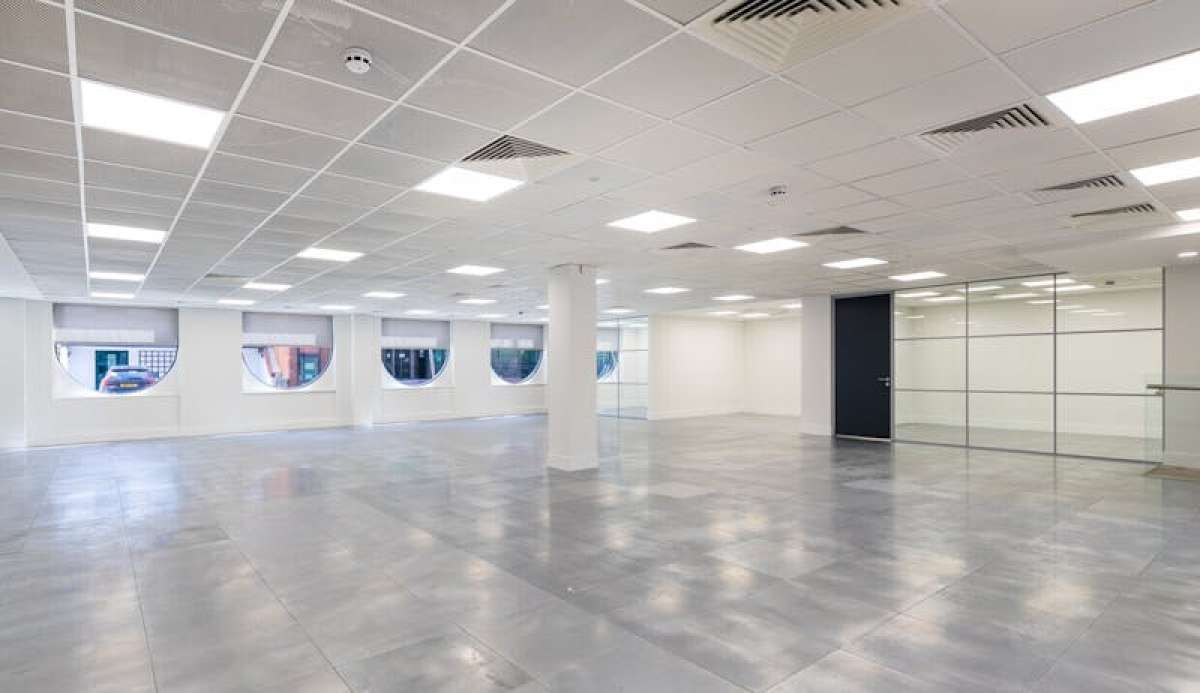 Office in Woking - photo 2