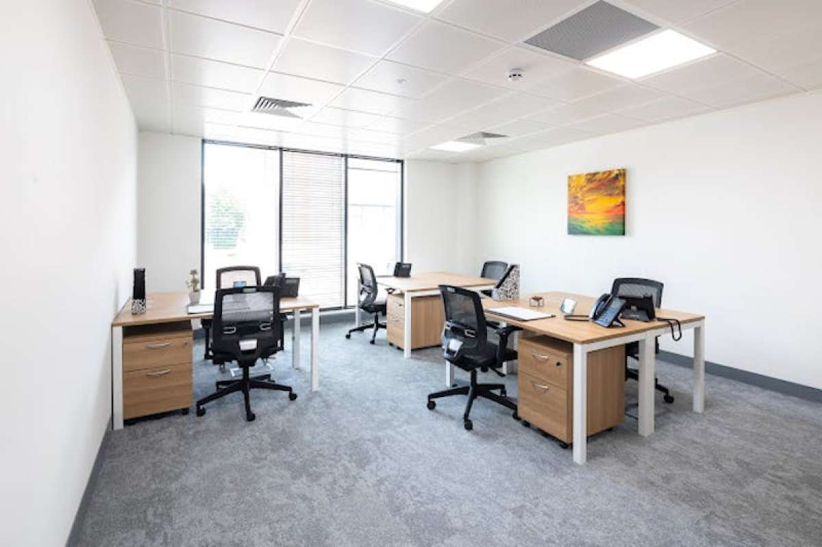 Office in Egham - photo 4