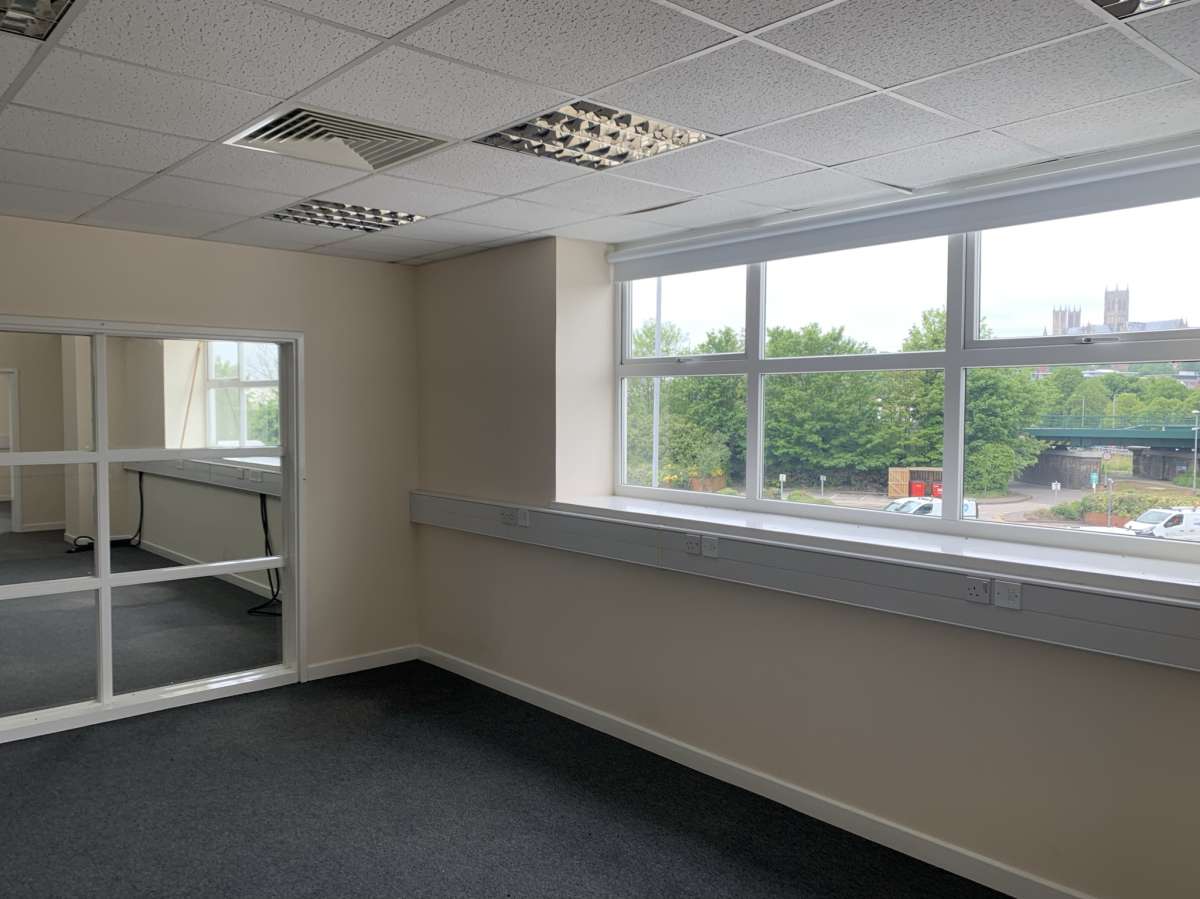 Office in Lincoln - photo 4