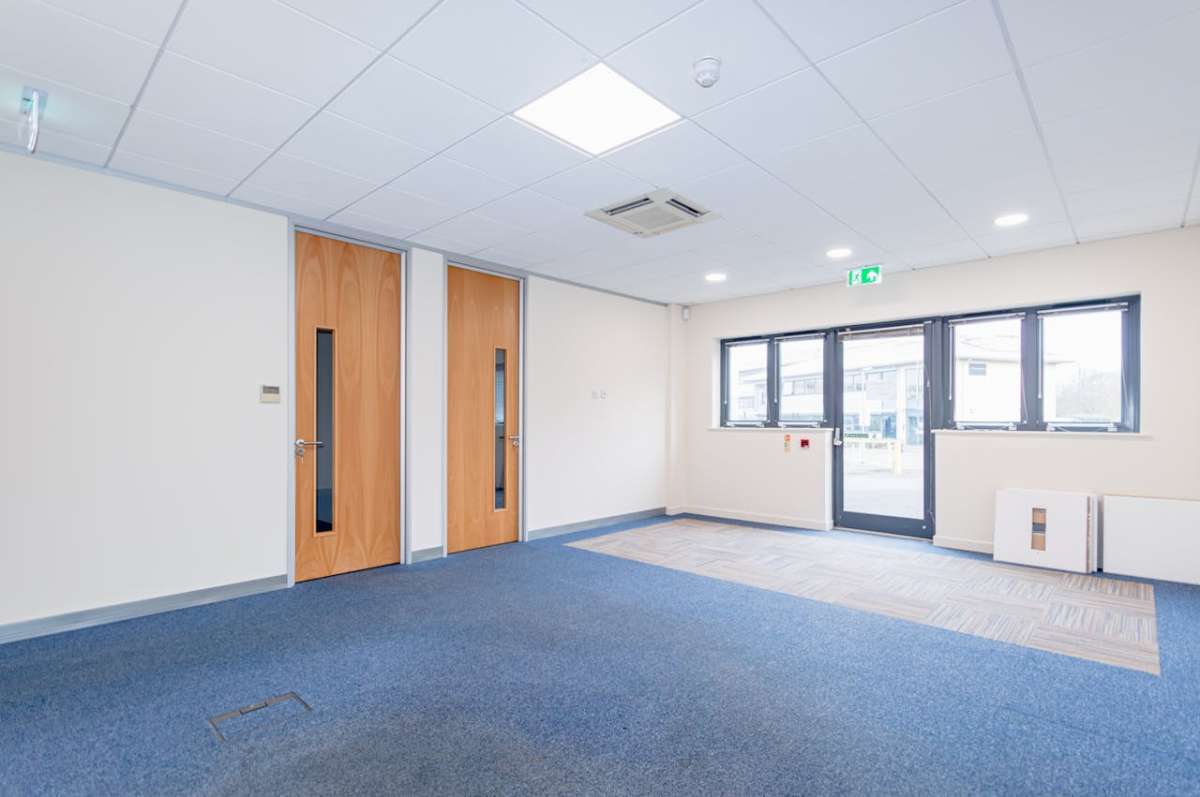 Office in Lymington - photo 3