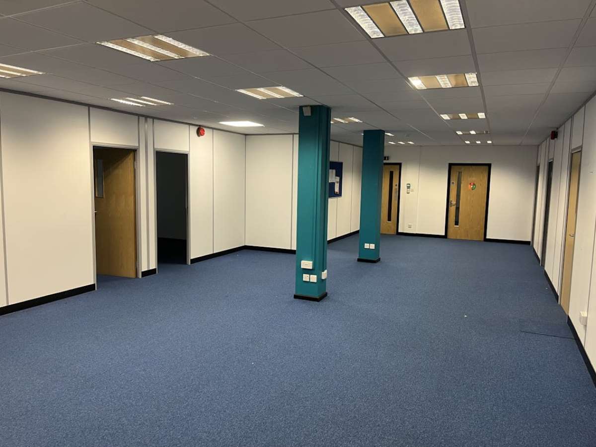 Office in Eastleigh - photo 3