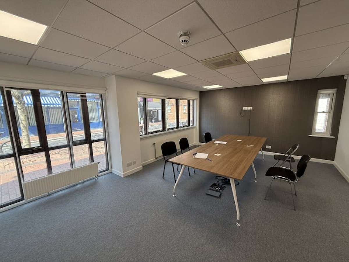 Office in Chertsey - photo 3