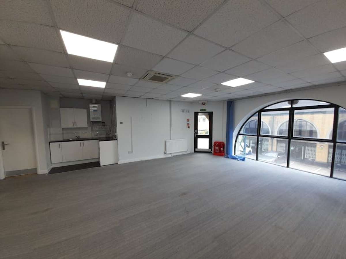 Office in Basingstoke - photo 2