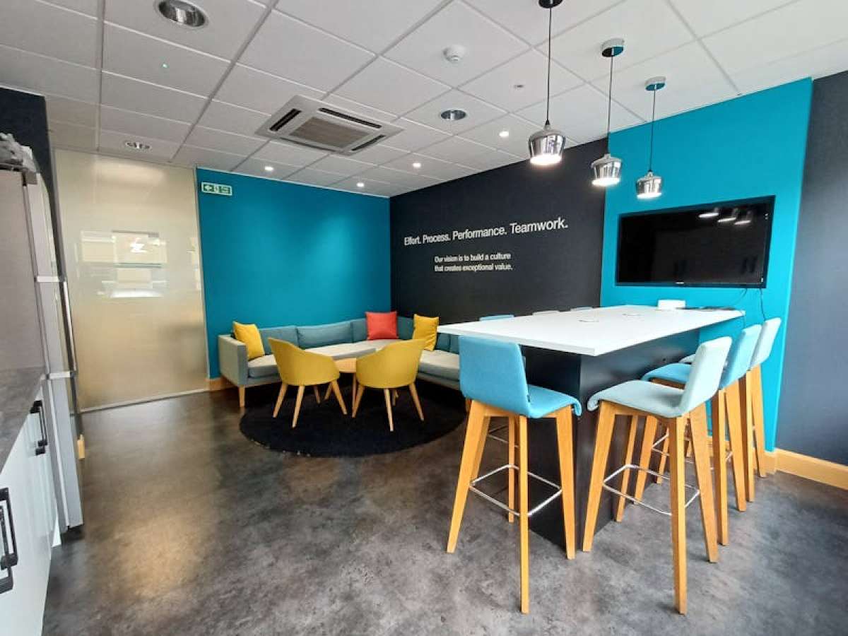 Office in Crawley - photo 2