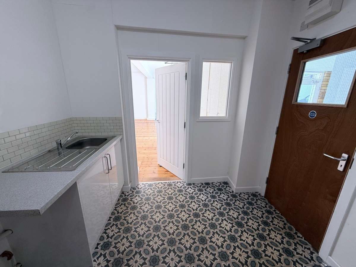 Office in Town Centre - photo 2