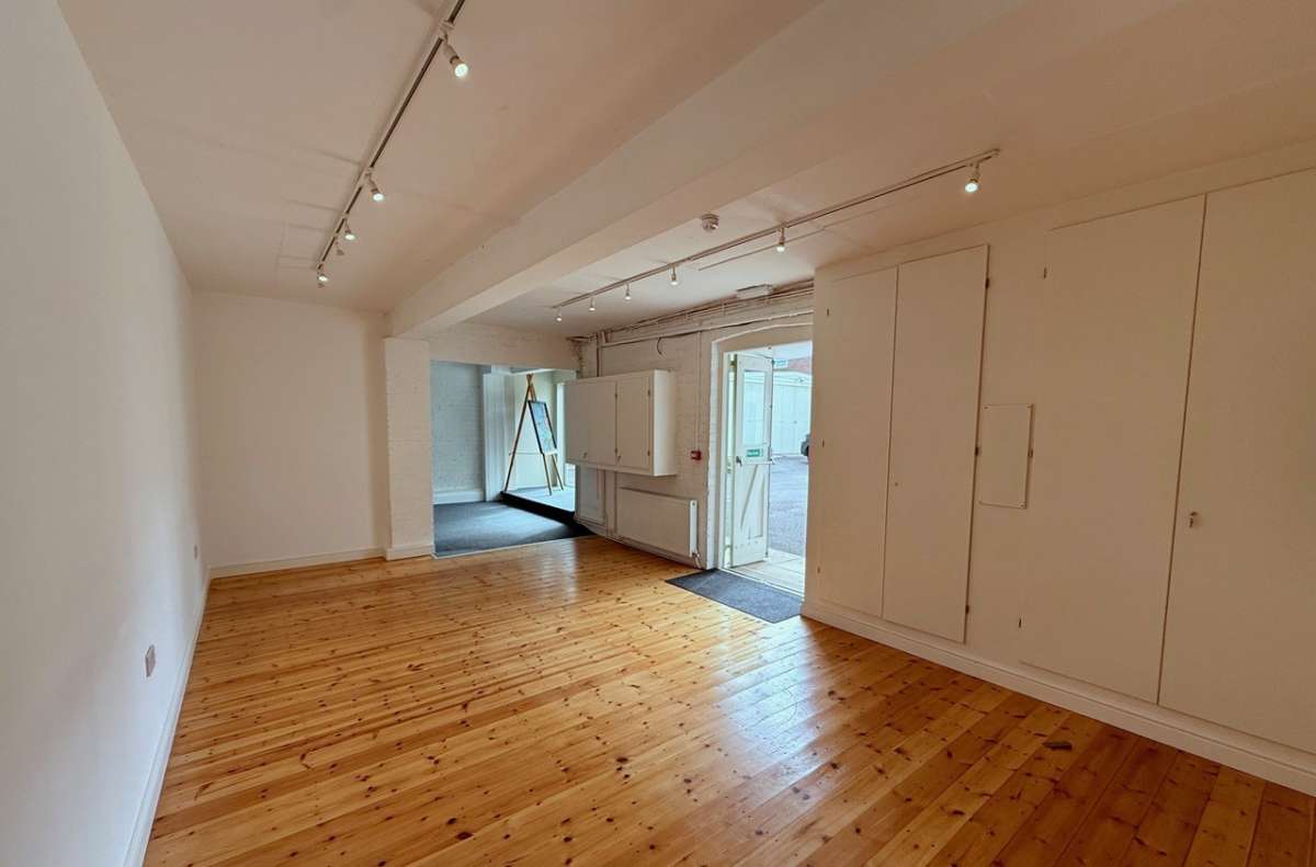 Office in Town Centre - photo 3