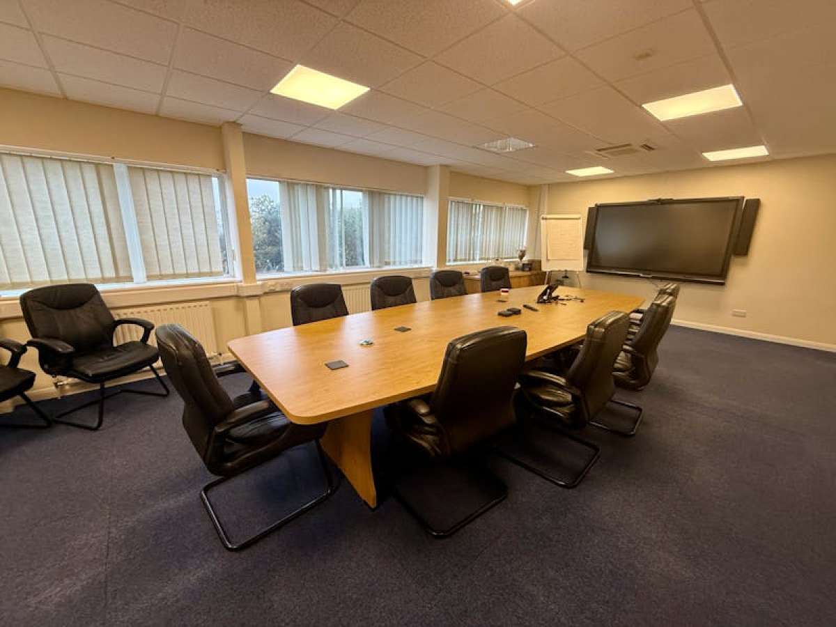 Office in Lymington - photo 3